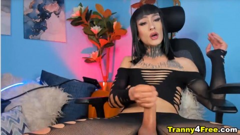 Goth shemale jerking on cam