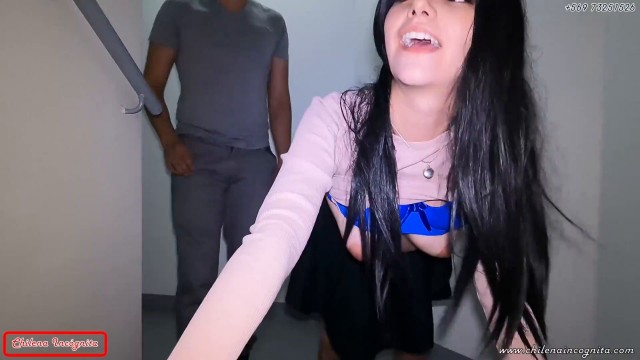 VECINO me ATRAPA masturbandome en la escalera de emergencias y me tira su SEMEN en la Celsius - sexonly.top/wjxpbt