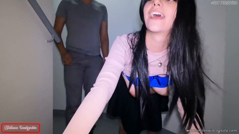 VECINO me ATRAPA masturbandome en la escalera de emergencias y me tira su SEMEN en la Celsius - sexonly.top/wjxpbt