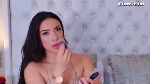 Stunning Slut Shows Her Incredible Body