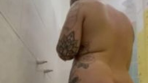 The_sexy_Israeli_Alina_takes_a_hot_shower