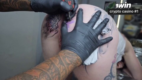 Iniciando o dia com uma nova tatuagem na região anal - mudança surpreendente!