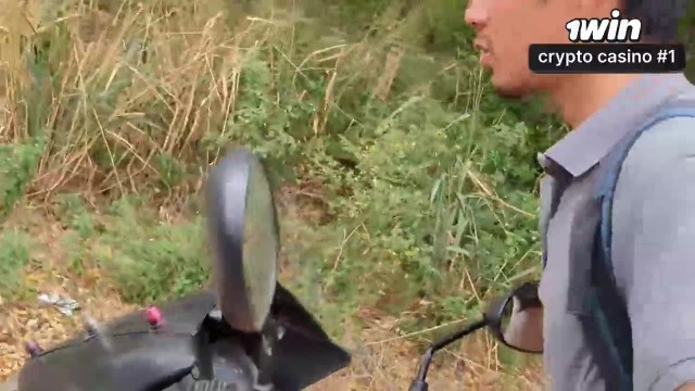 Um estranho ofereceu-me um lugar para ficar e teve relações sexuais intensas comigo.