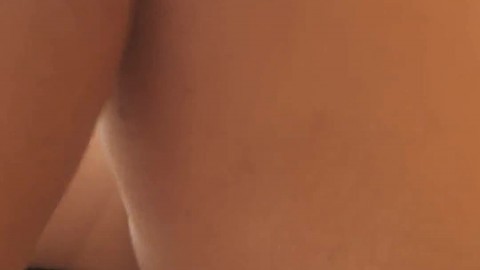 Mirando el cuerpo de esta putita madura